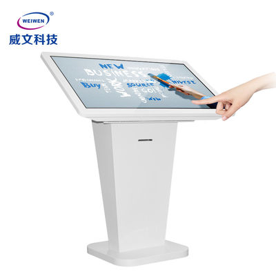 Scrittorio su tutti in un chiosco terminale di self service interattivo LCD dell'esposizione